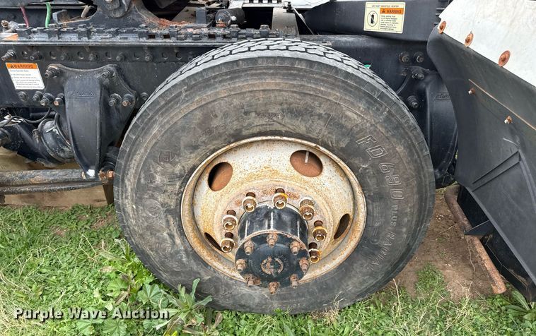 image for item DO2635 2010 Freightliner Cascadia semi truck