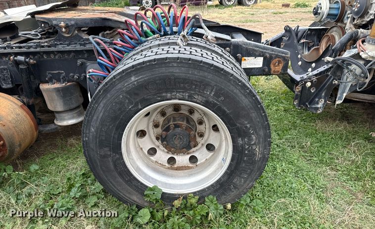 image for item DO2635 2010 Freightliner Cascadia semi truck