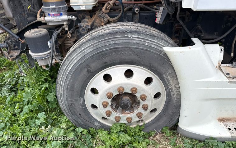 image for item DO2635 2010 Freightliner Cascadia semi truck