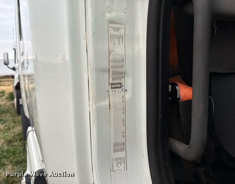 image for item DO2635 2010 Freightliner Cascadia semi truck