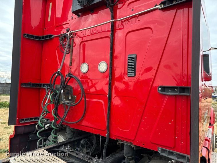 image for item DO2636 2016 International ProStar Plus 122 semi truck