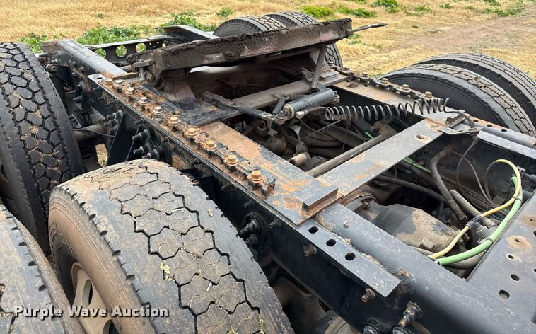 image for item DO2636 2016 International ProStar Plus 122 semi truck