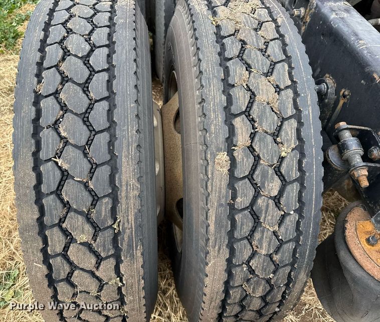 image for item DO2636 2016 International ProStar Plus 122 semi truck