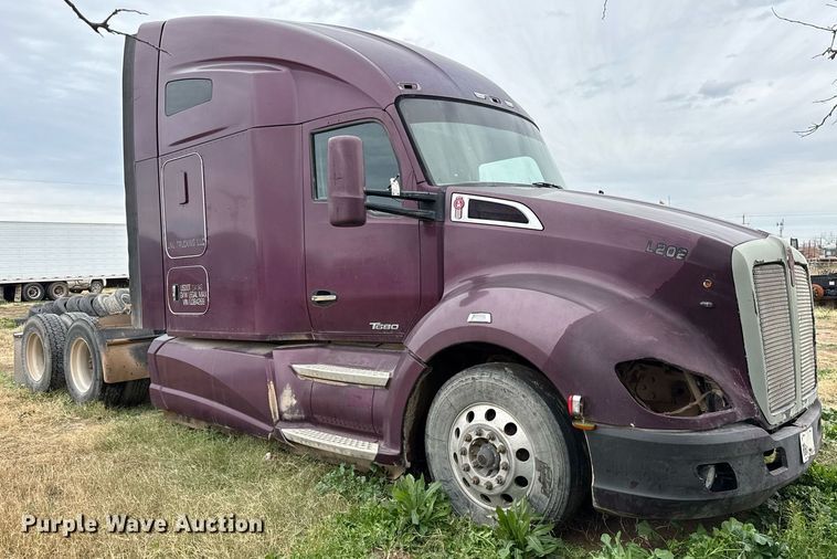 image for item DO2637 2015 Kenworth T680 semi truck