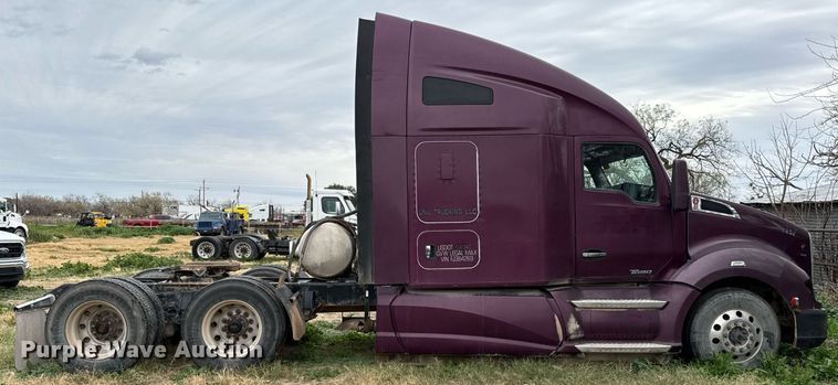 image for item DO2637 2015 Kenworth T680 semi truck
