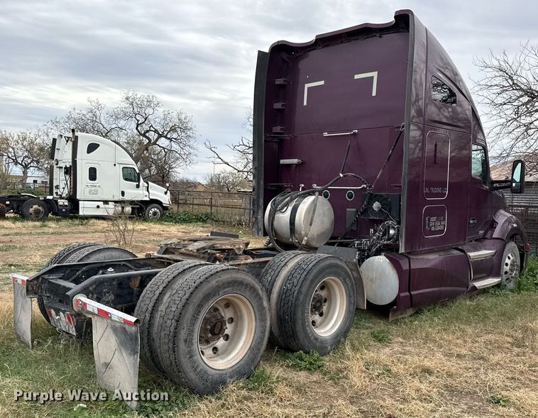 image for item DO2637 2015 Kenworth T680 semi truck