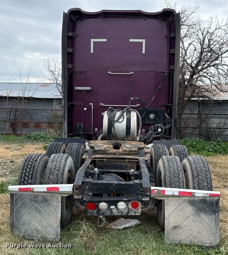 image for item DO2637 2015 Kenworth T680 semi truck