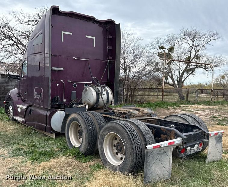 image for item DO2637 2015 Kenworth T680 semi truck