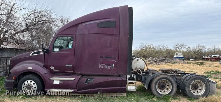 image for item DO2637 2015 Kenworth T680 semi truck