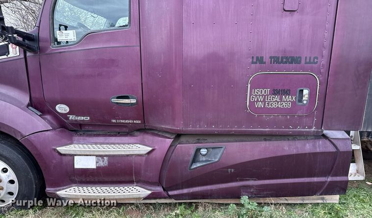 image for item DO2637 2015 Kenworth T680 semi truck