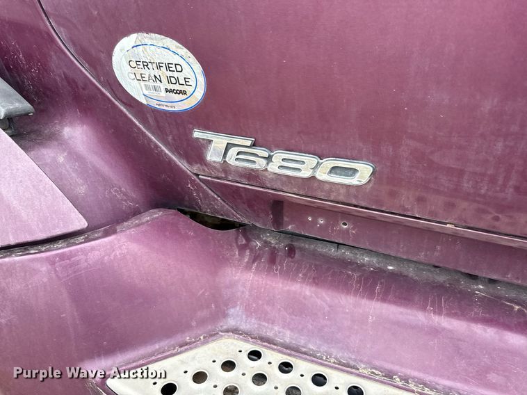 image for item DO2637 2015 Kenworth T680 semi truck