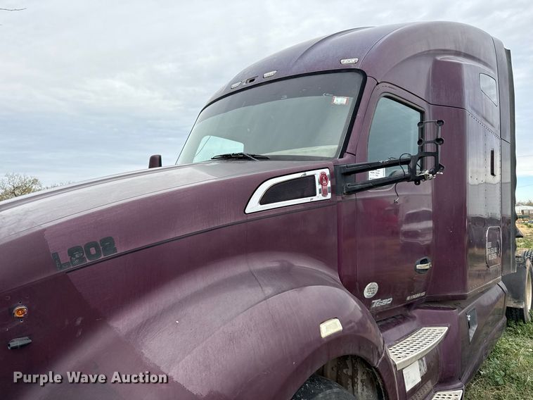 image for item DO2637 2015 Kenworth T680 semi truck