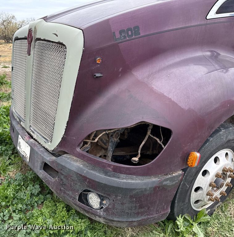 image for item DO2637 2015 Kenworth T680 semi truck