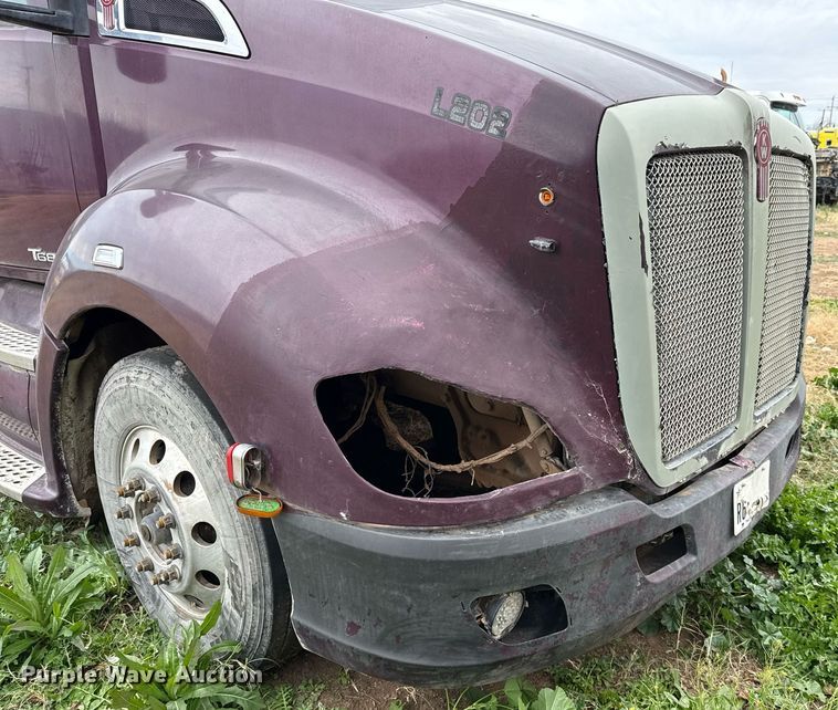 image for item DO2637 2015 Kenworth T680 semi truck