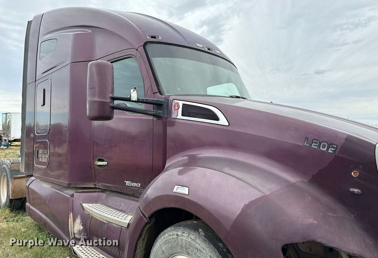 image for item DO2637 2015 Kenworth T680 semi truck