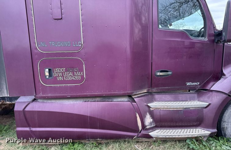 image for item DO2637 2015 Kenworth T680 semi truck