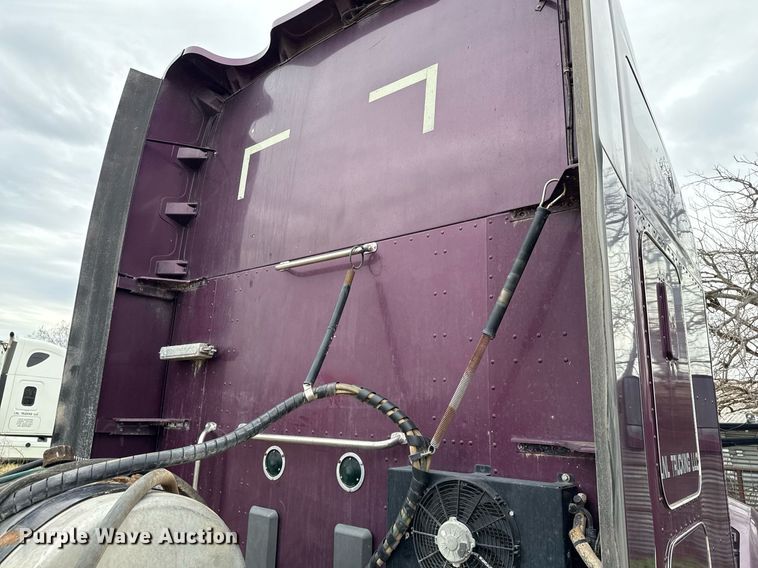 image for item DO2637 2015 Kenworth T680 semi truck