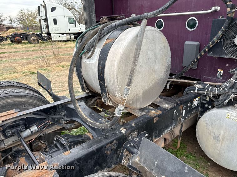 image for item DO2637 2015 Kenworth T680 semi truck