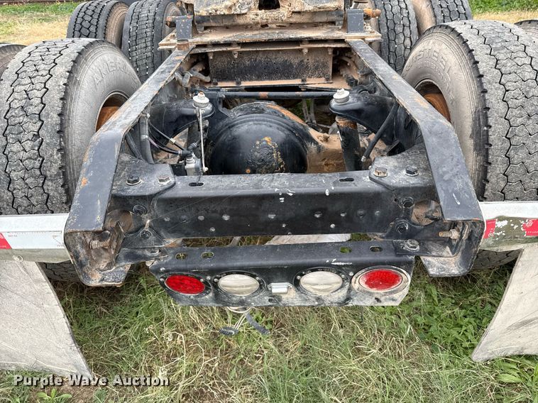 image for item DO2637 2015 Kenworth T680 semi truck