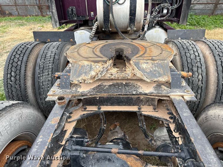 image for item DO2637 2015 Kenworth T680 semi truck