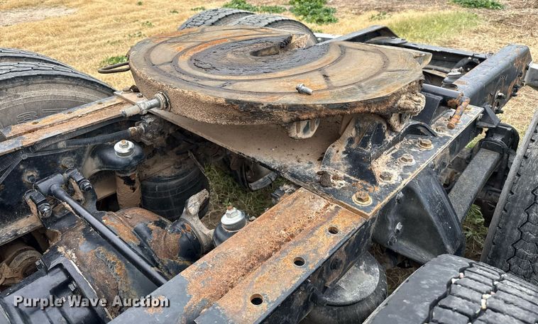 image for item DO2637 2015 Kenworth T680 semi truck