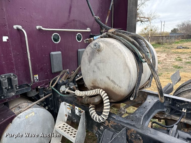 image for item DO2637 2015 Kenworth T680 semi truck