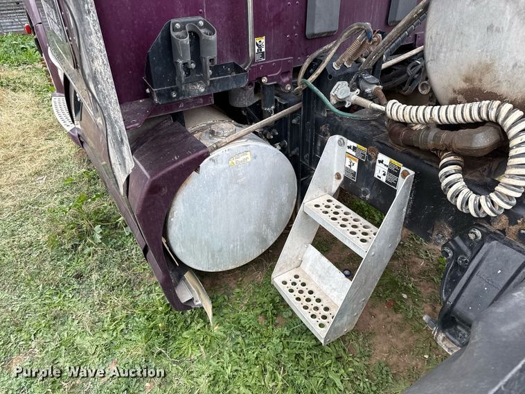 image for item DO2637 2015 Kenworth T680 semi truck