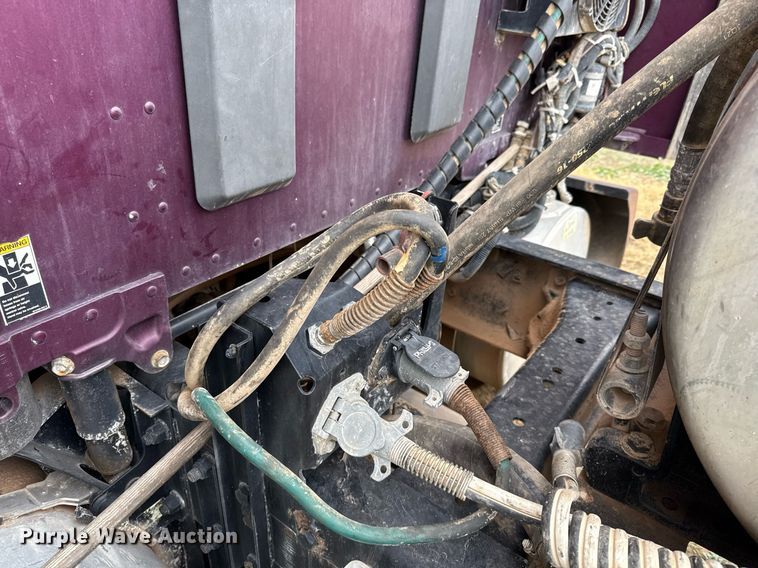 image for item DO2637 2015 Kenworth T680 semi truck