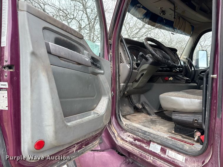 image for item DO2637 2015 Kenworth T680 semi truck