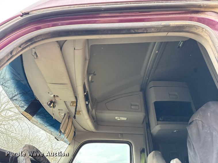 image for item DO2637 2015 Kenworth T680 semi truck