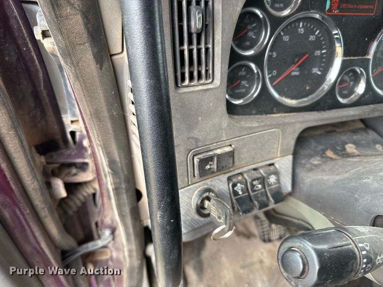 image for item DO2637 2015 Kenworth T680 semi truck