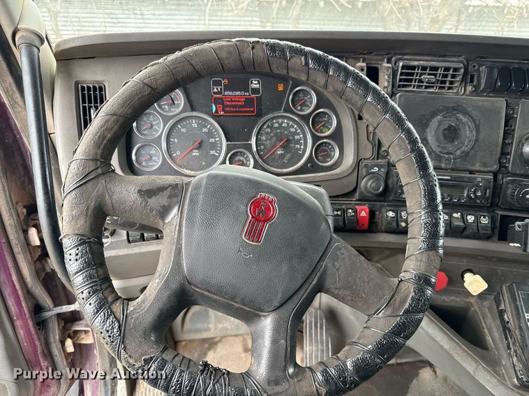 image for item DO2637 2015 Kenworth T680 semi truck