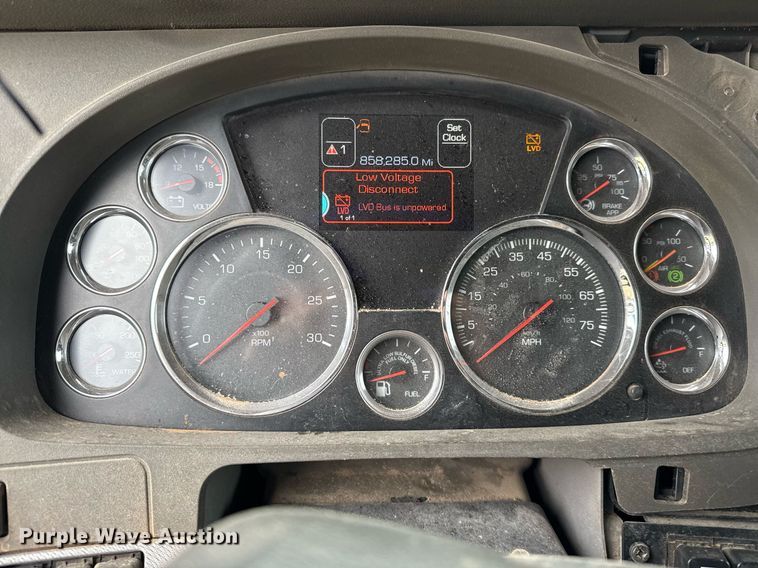 image for item DO2637 2015 Kenworth T680 semi truck