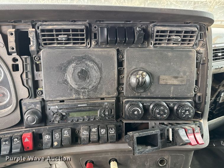 image for item DO2637 2015 Kenworth T680 semi truck