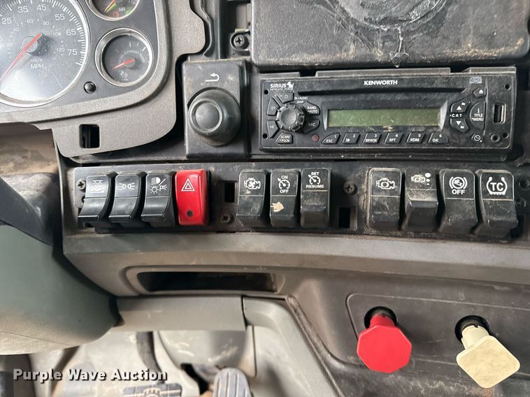 image for item DO2637 2015 Kenworth T680 semi truck