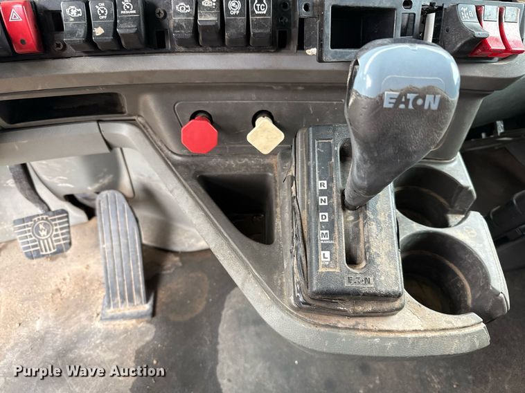 image for item DO2637 2015 Kenworth T680 semi truck