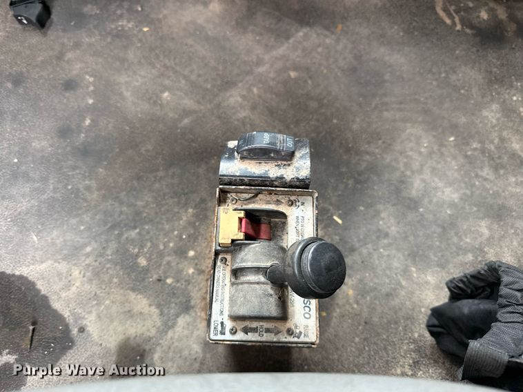 image for item DO2637 2015 Kenworth T680 semi truck