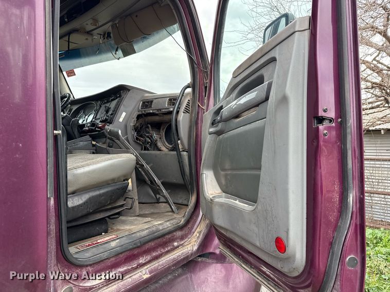 image for item DO2637 2015 Kenworth T680 semi truck