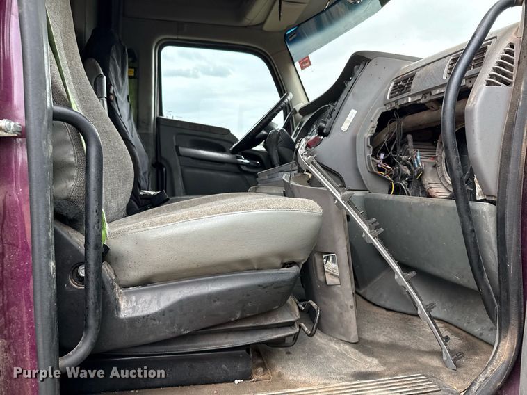 image for item DO2637 2015 Kenworth T680 semi truck