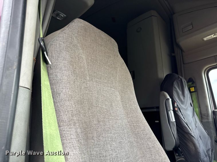 image for item DO2637 2015 Kenworth T680 semi truck