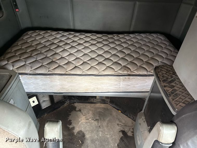 image for item DO2637 2015 Kenworth T680 semi truck