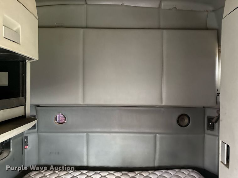 image for item DO2637 2015 Kenworth T680 semi truck