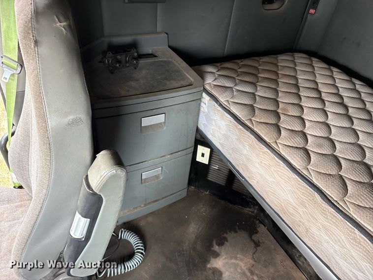 image for item DO2637 2015 Kenworth T680 semi truck