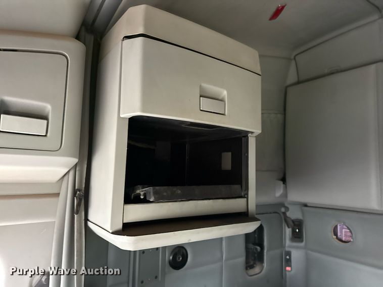 image for item DO2637 2015 Kenworth T680 semi truck