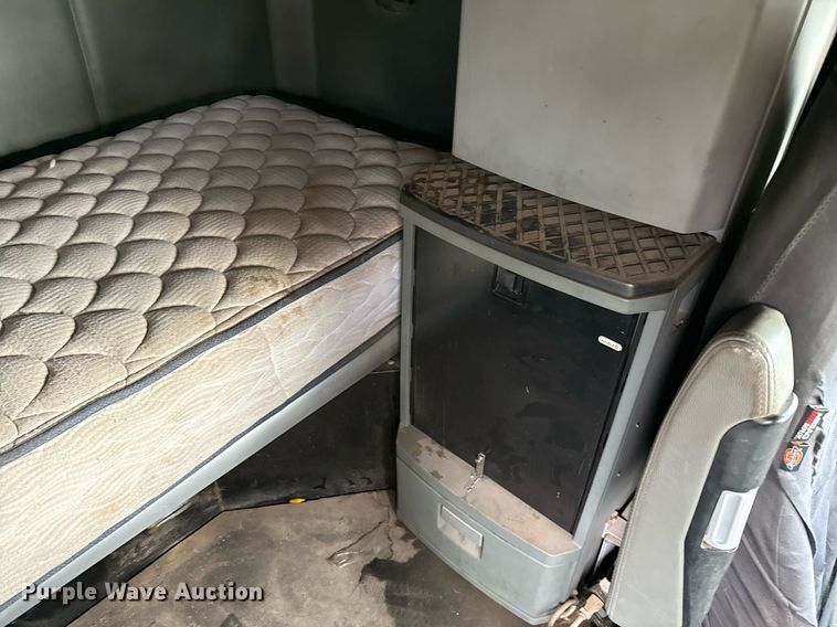 image for item DO2637 2015 Kenworth T680 semi truck