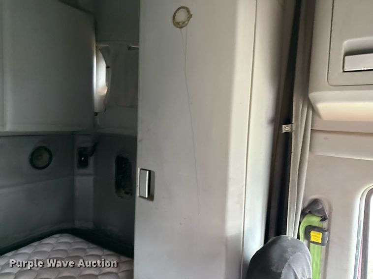 image for item DO2637 2015 Kenworth T680 semi truck