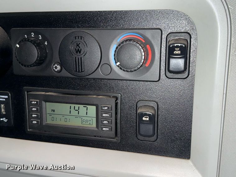 image for item DO2637 2015 Kenworth T680 semi truck