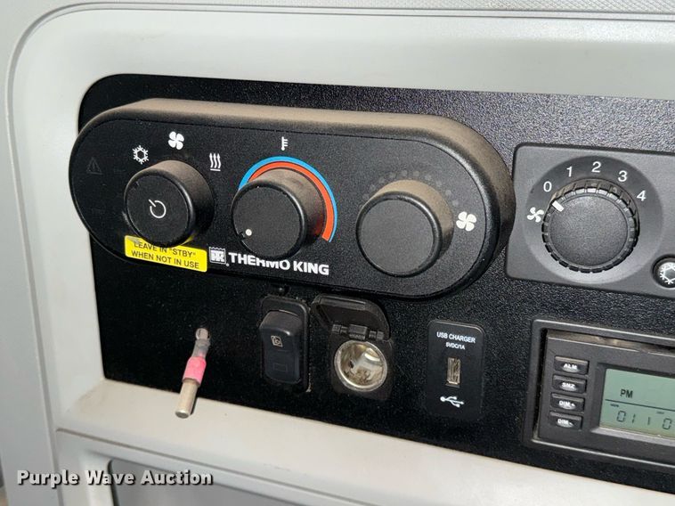 image for item DO2637 2015 Kenworth T680 semi truck