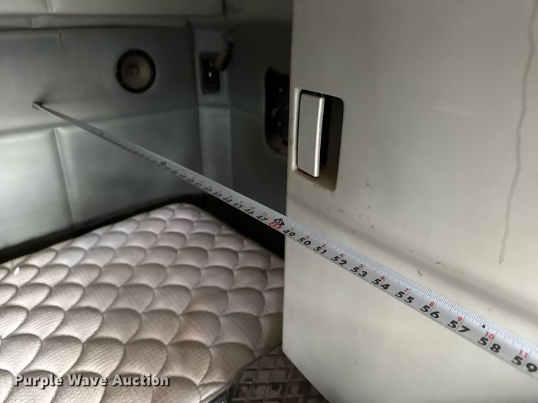 image for item DO2637 2015 Kenworth T680 semi truck