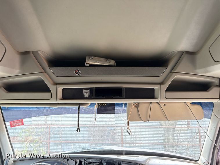 image for item DO2637 2015 Kenworth T680 semi truck